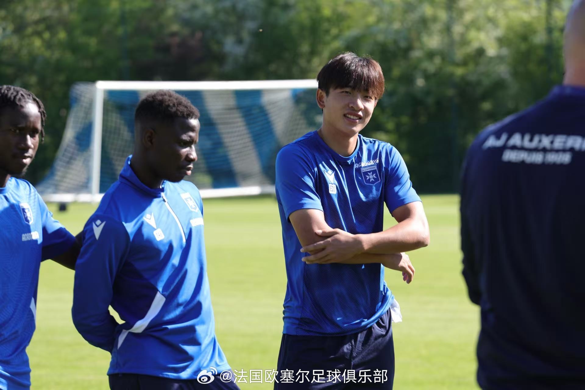 加油!17岁魏祥鑫抵达欧塞尔完成首堂试训,未来三周随B队训练