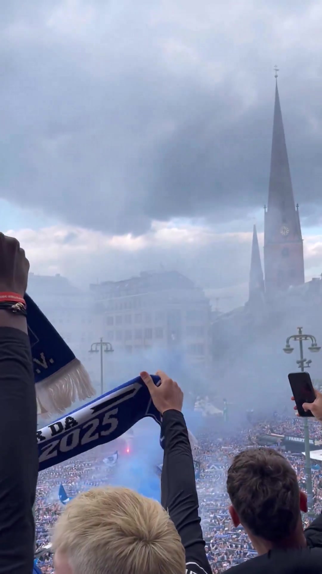 震撼汉堡升入德甲游行庆祝,10万球迷参加!现场气氛爆炸