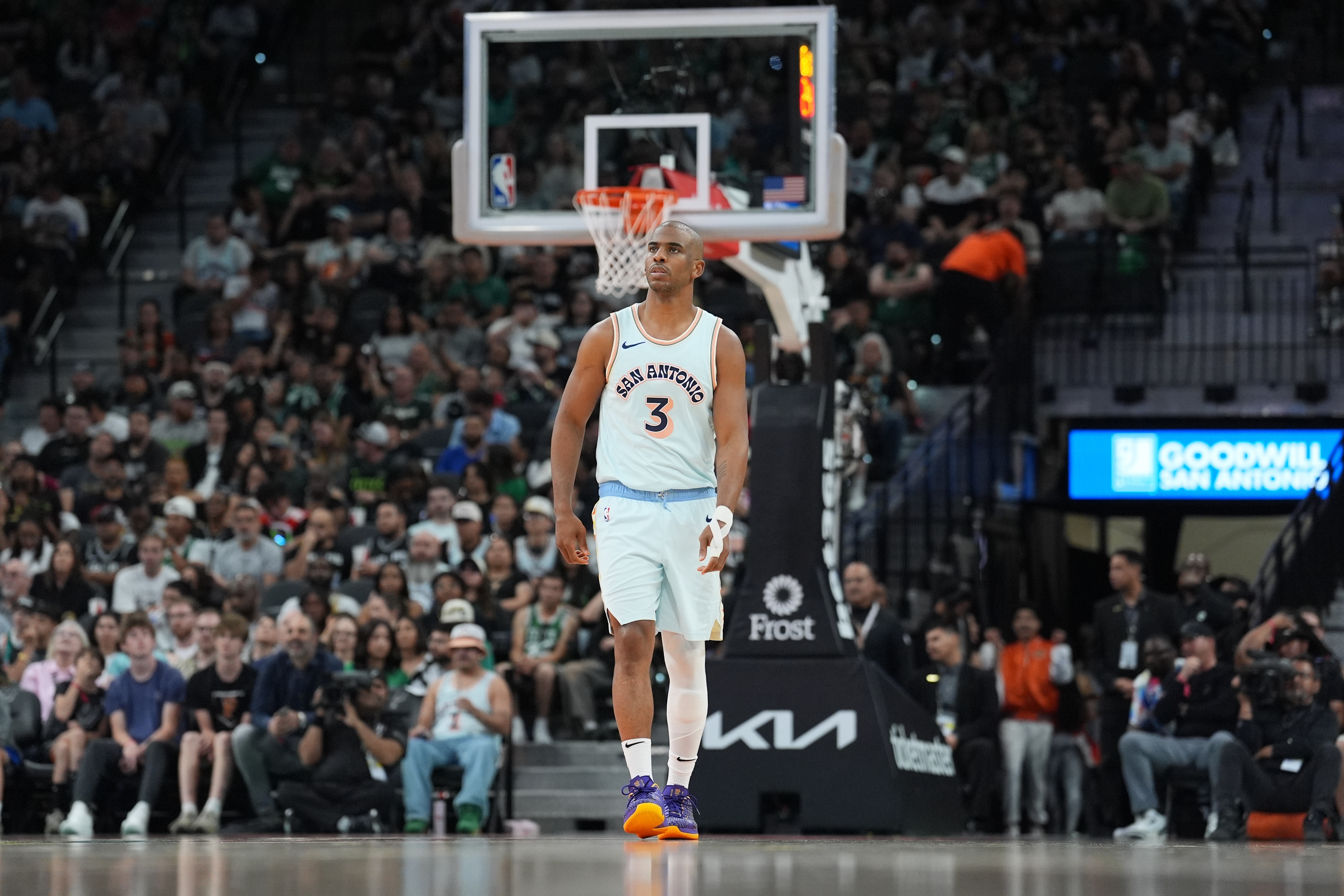 美记：快船希望签下保罗 但不会为了他将哈登移出首发阵容