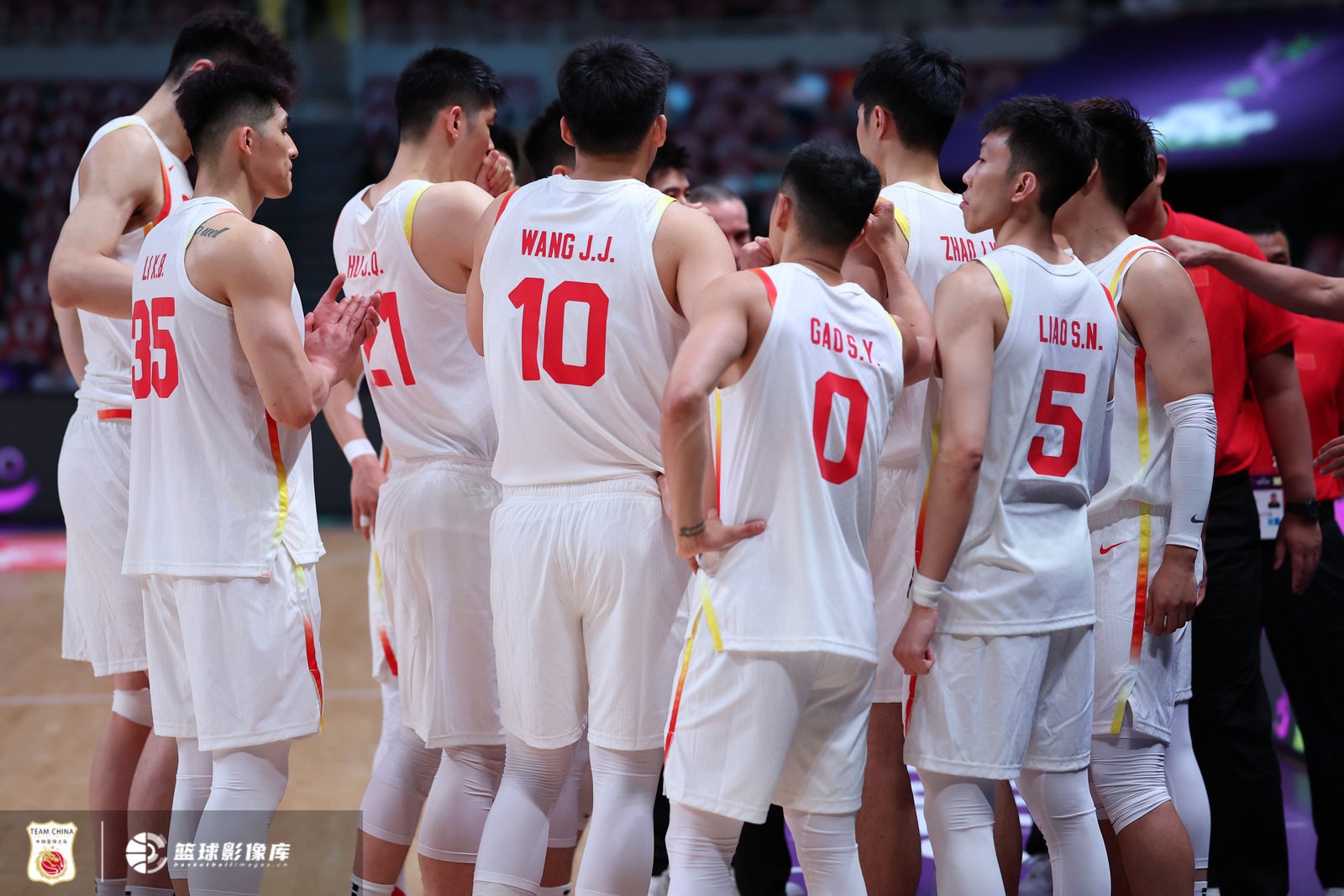 周鹏：恭喜中国男篮赢得比赛 虽然过程起伏但打得可圈可点 加油！