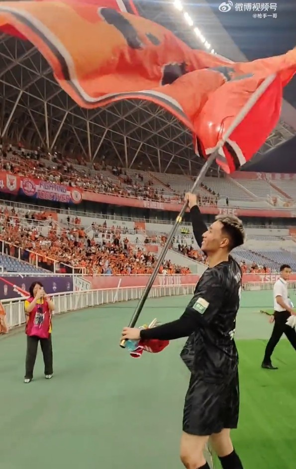 首发打满全场助泰山赢球,于金永赛后挥舞旗帜与球迷互动