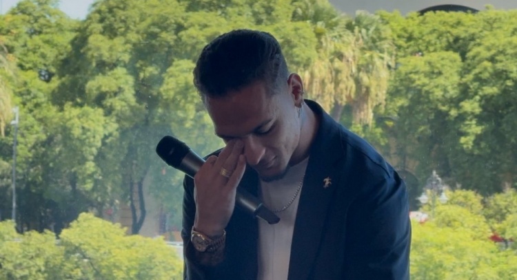 如愿以偿!安东尼在贝蒂斯欢迎会上喜极而泣