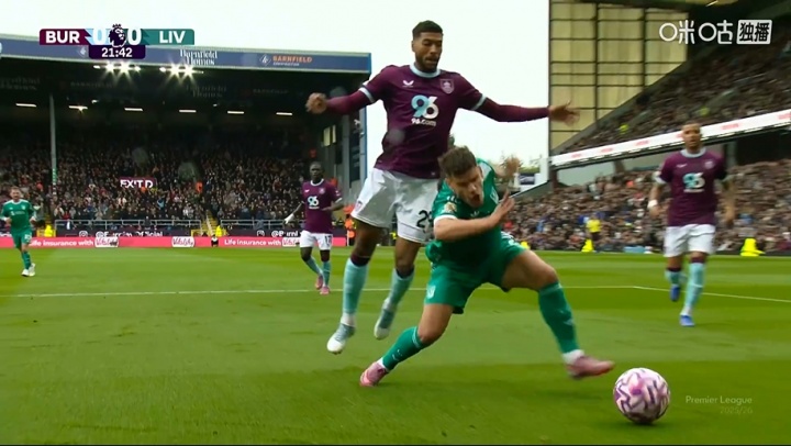 假摔染黄!科尔克兹禁区内倒地,裁判果断吹罚假摔并出示黄牌