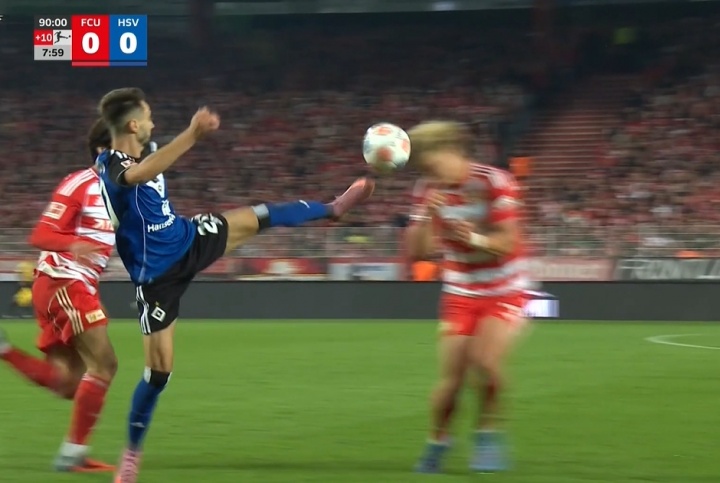 维埃拉高抬腿对抗被出示直红,倒地后痛苦捂住膝盖