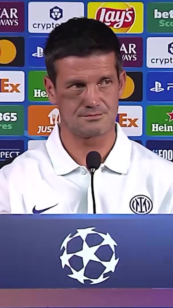 吓成表情包发布会耳机突然发出杂音,国米主帅齐沃被吓一跳