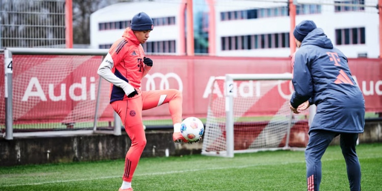 拜仁官网报穆西亚拉训练情况：今天上午完成了个人有球训练